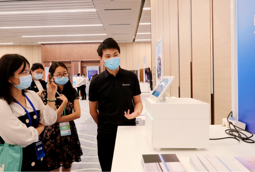 第四屆進(jìn)博會食品及農(nóng)產(chǎn)品展區(qū)、醫(yī)療器械及醫(yī)藥保健展區(qū)展前供需對接會的工作人員在介紹一臺測序儀展品