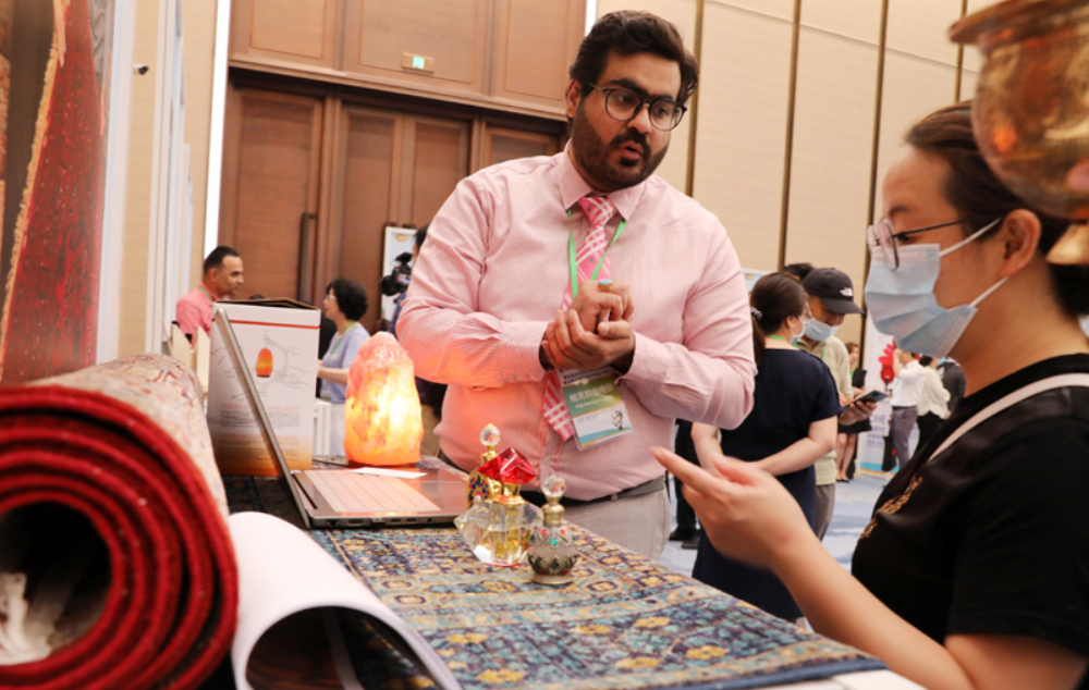 參加第四屆進(jìn)博會上海招商路演暨消費(fèi)品展區(qū)展前供需對接會的一名參展企業(yè)工作人員